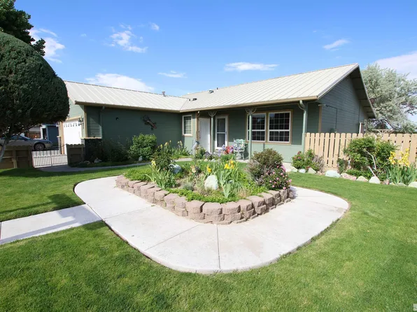 8 Scarsdale Dr, Yerington, NV 89447