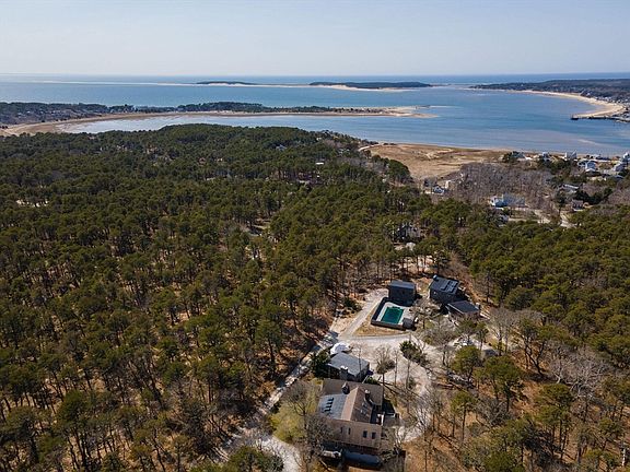 3rd image of 85 Pier Rd