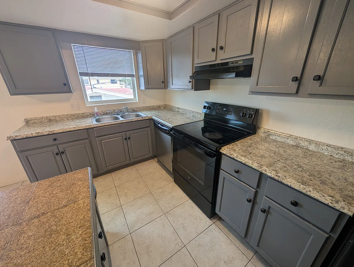 Building Photo - 2609 N Oleander Ave #17