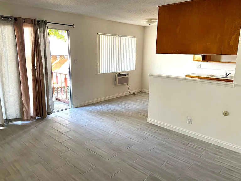 921 E Las Tunas Dr #D — Photo 9