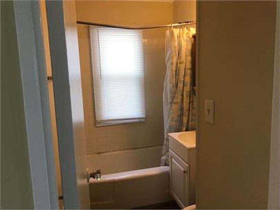 2nd image of 1403 Laurel Dr