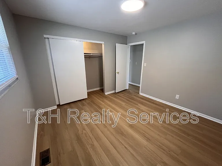 110 Pennsylvania Ct — Photo 13