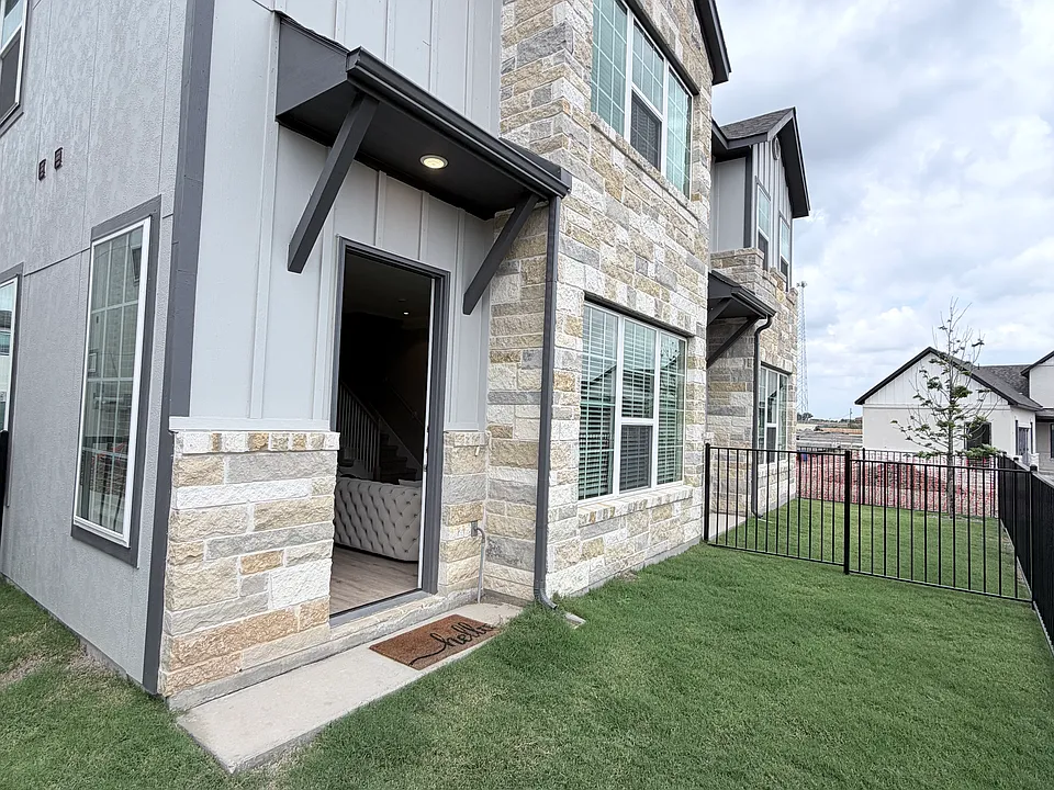 907 Beebrush Ln