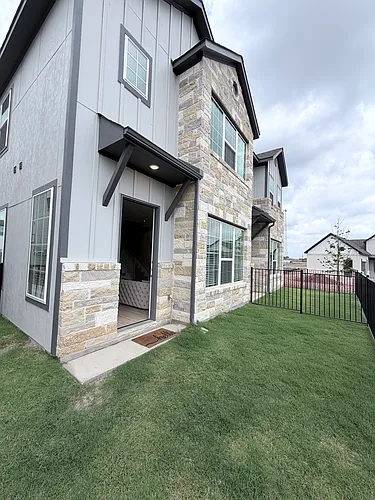 907 Beebrush Ln Photo 1