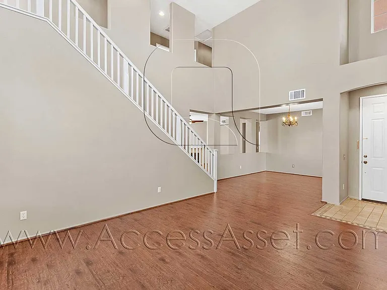 1358 Baldwin St — Photo 6