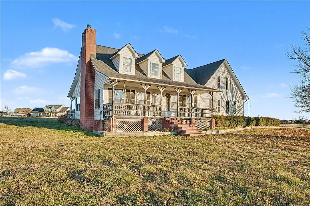 4 bed, 2.5 bath, 2348 sqft, $2,590 — Photo 4