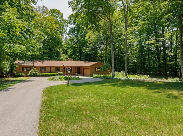 3862 N Trillium Dr, Leland, MI 49654