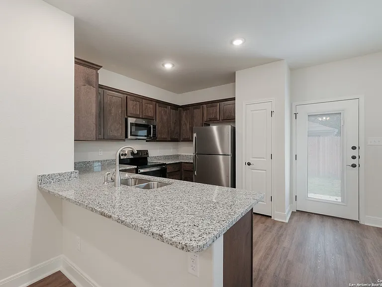 2507 Lynwood Bnd — Photo 7
