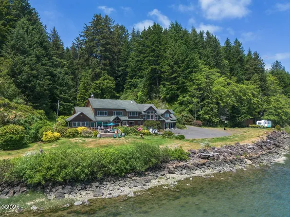 944 N Bayview Rd, Waldport, OR 97394