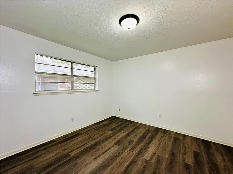 1011 McCall Ave — Photo 12