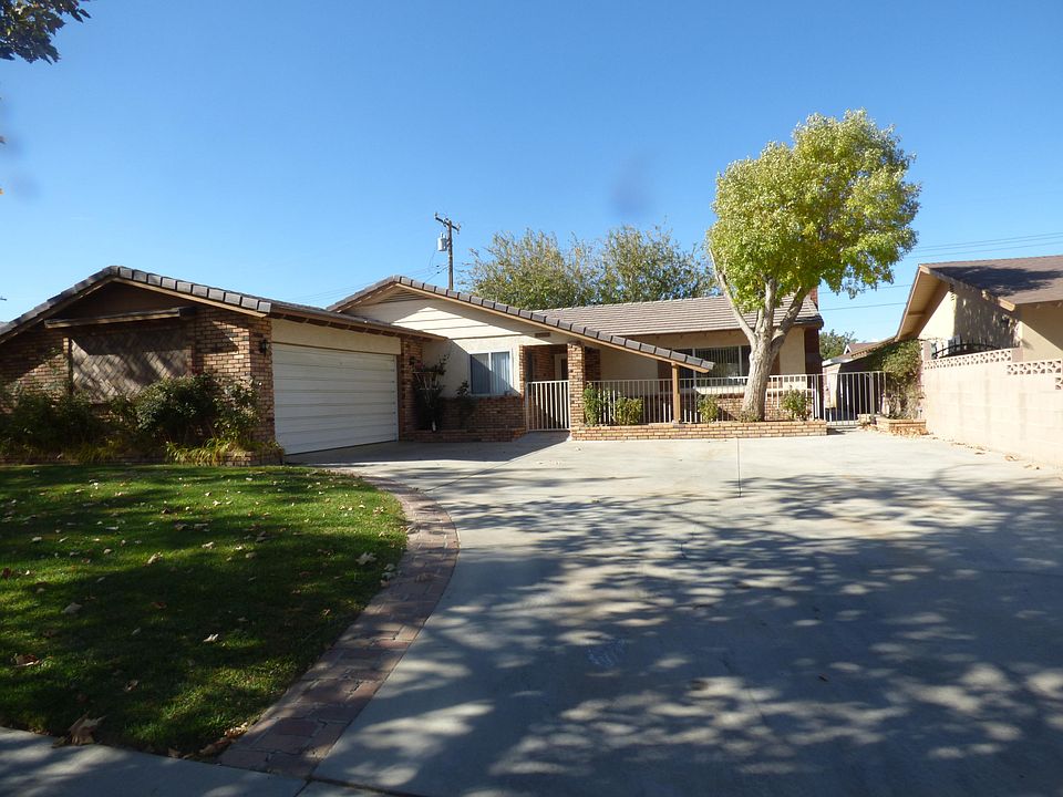 1st image of 44523 Lostwood Ave