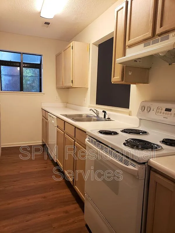 3 bed, 2.0 bath, 1300 sqft, $1,825 — Photo 3