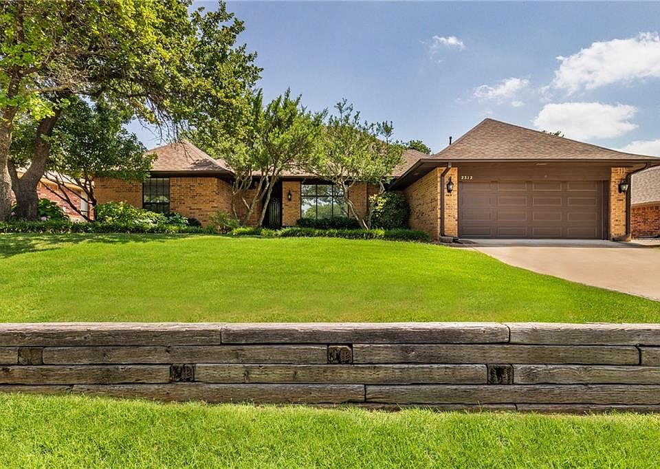 1st image of 2312 Coachlight Dr