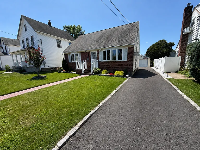 417 Burkhard Ave — Photo 2