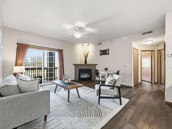 90 Circle Dr APT 8, North Liberty, IA 52317