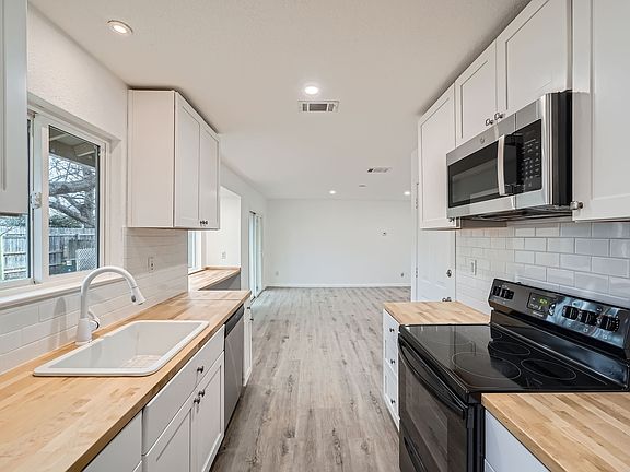 4th image of 2612 Berkett Dr