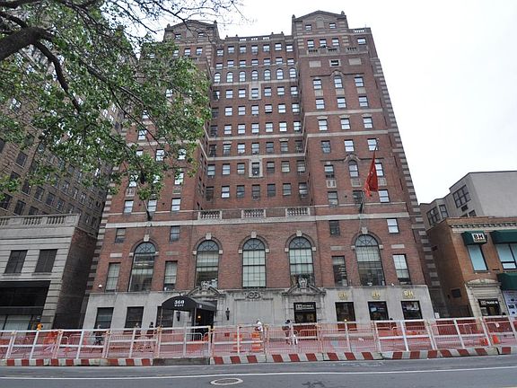 3rd image of 360 W 34th St APT 12M