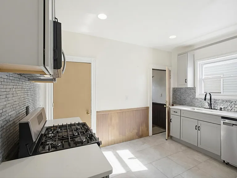 48 Burt St #3 — Photo 9