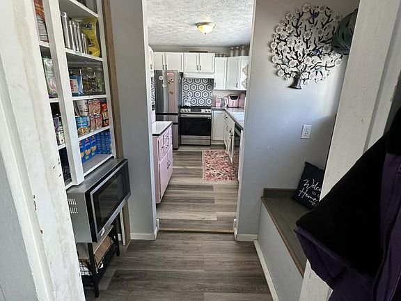 4th image of 608 Maple St