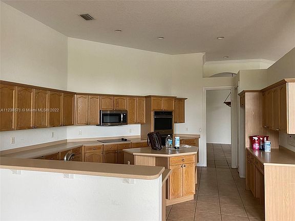 3rd image of 1360 SE Victoria Isle Dr