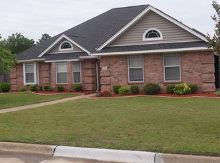 402 Tiffany Dr, Wake Village, TX 75501