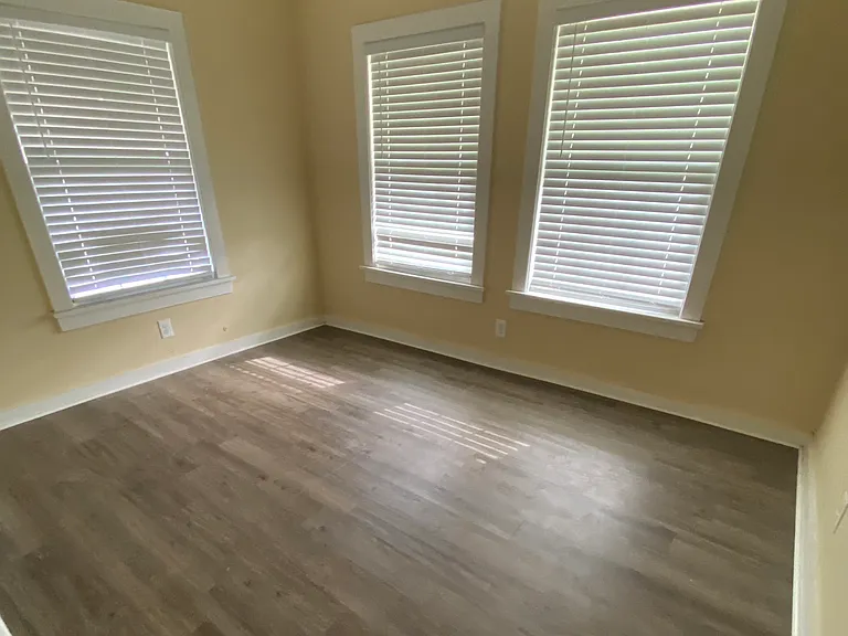521 Mobile Ave — Photo 5