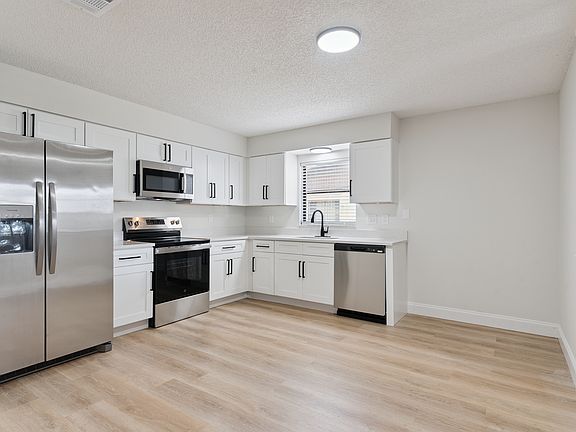 4th image of 145 E Towne Pl