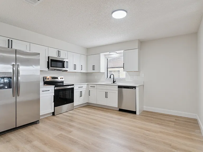 145 E Towne Pl — Photo 4