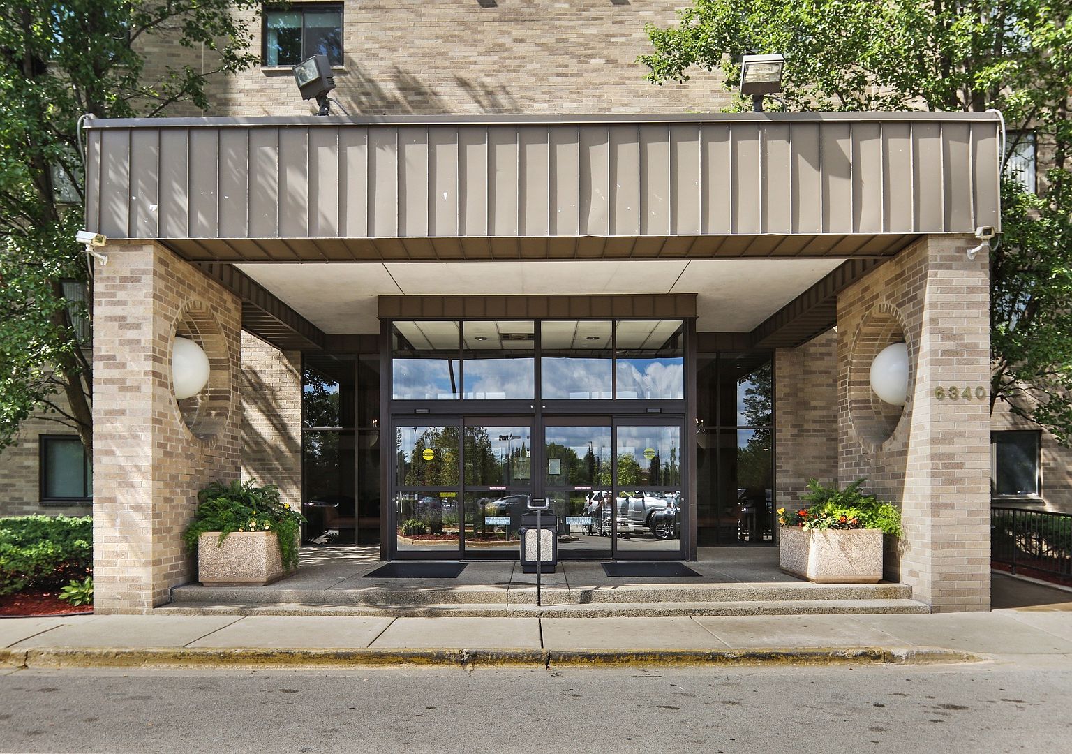 L’Appartement AMERICANA N/S Fooded P/O Vercanta Riverfront Apartments, 4949 S Landing Dr, Portland