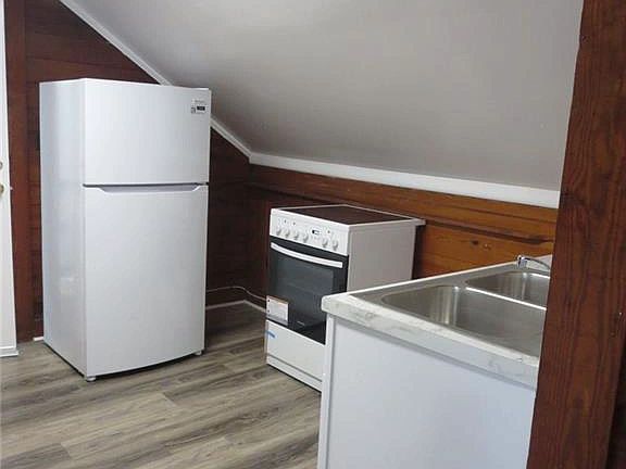 3rd image of 409 Hobart Ave APT C