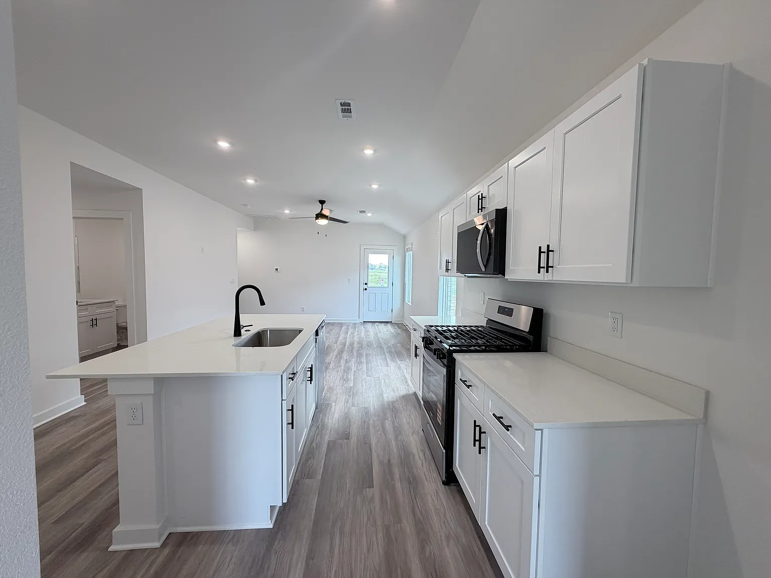 3 bed, 1352 sqft, $1,900 — Photo 2