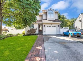 10 Weeks St, Blue Point, NY 11715