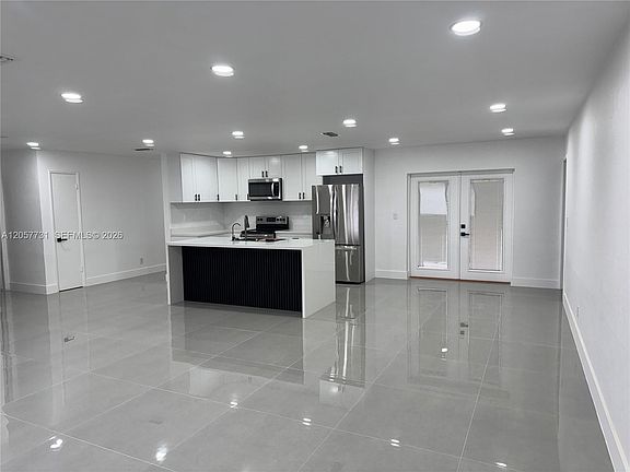 5th image of 1370 SW 32nd St