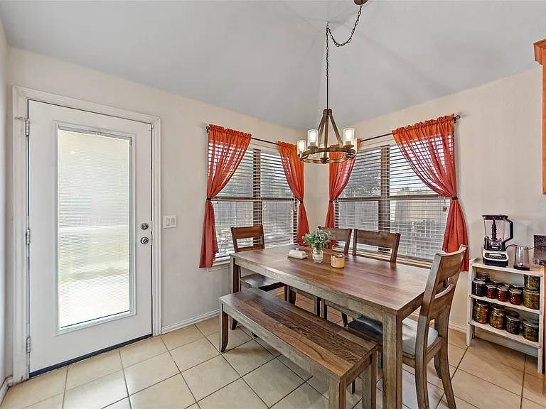 925 Remington Ranch Rd — Photo 3