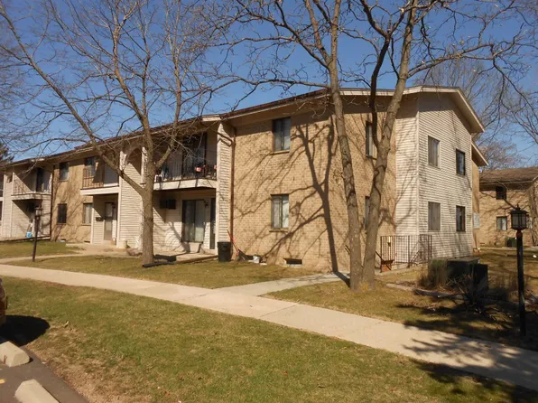 1497 S Carriage Ln, New Berlin, WI 53151