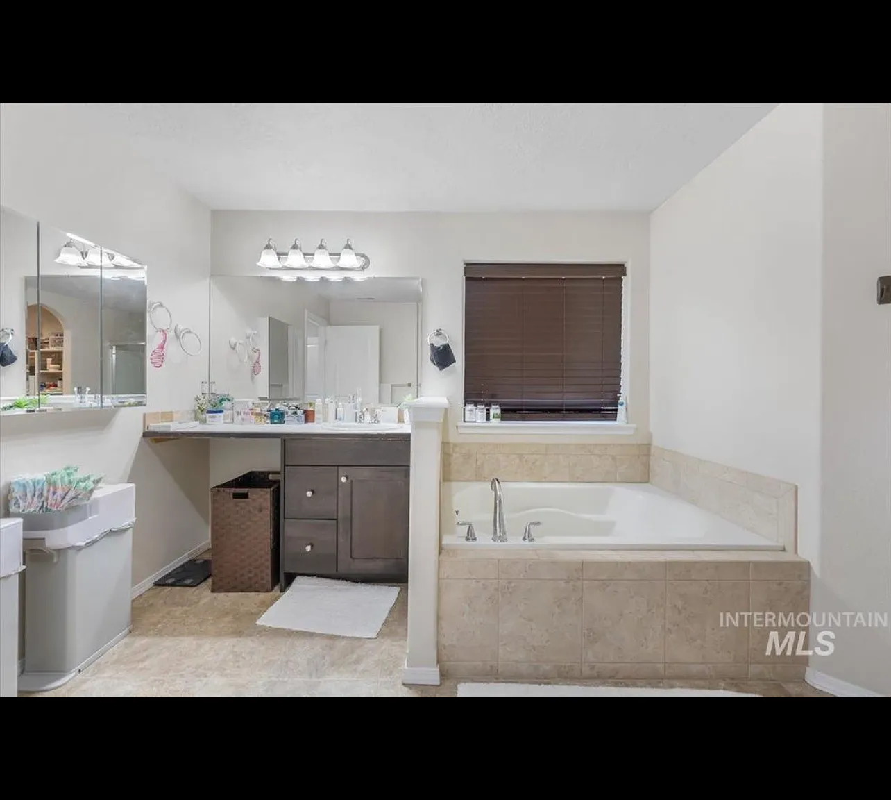 4 bed, 2243 sqft, $2,550 — Photo 3