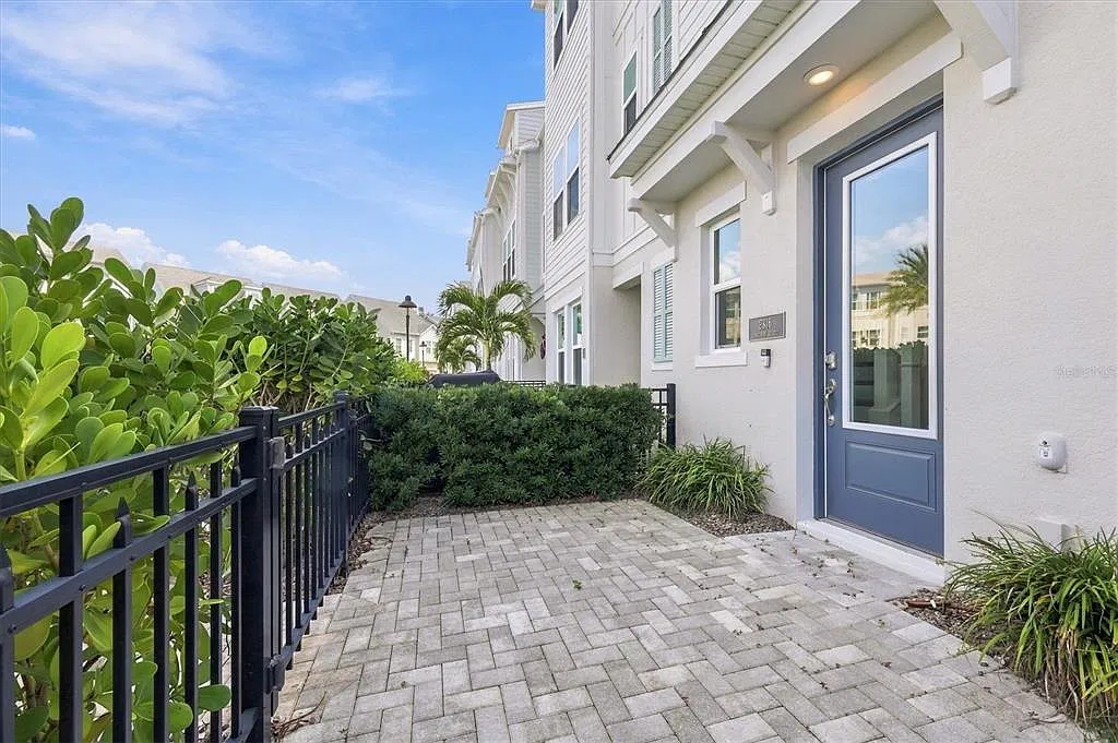 3 bed, 3.0 bath, 1866 sqft, $6,500 — Photo 3