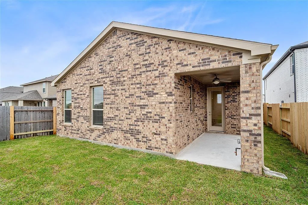3 bed, 2.0 bath, 1600 sqft, $2,300 — Photo 4
