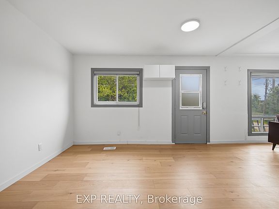 5th image of 32 Maple Ave E