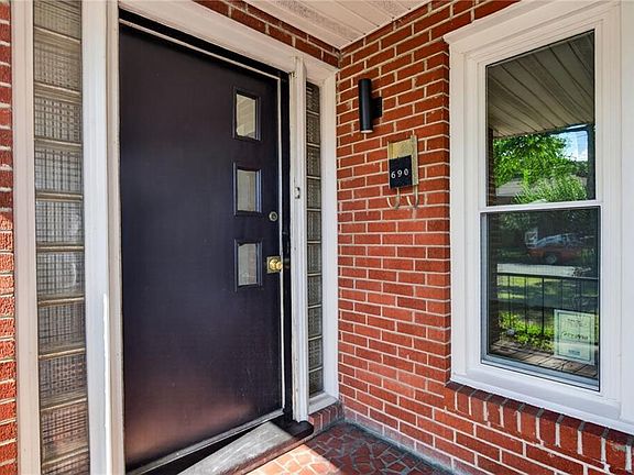 3rd image of 690 Greenbriar Ave