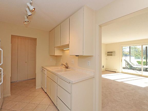 5th image of 4370 Brookside Ct APT 109
