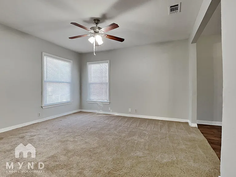 321 Edgefield Dr — Photo 3