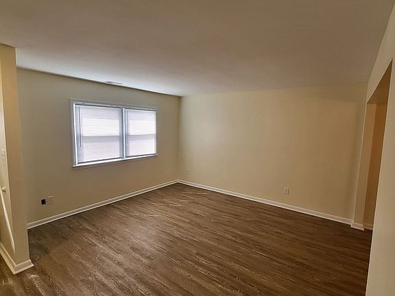 3rd image of 423 Burr Oak Ct