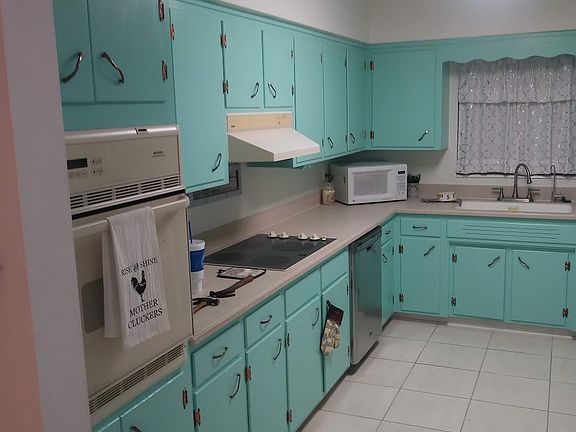 3rd image of 1113 N Gordon St