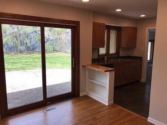 5th image of 15820 Birwood Ave