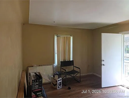 3 bed, 819 sqft, $1,300 — Photo 2