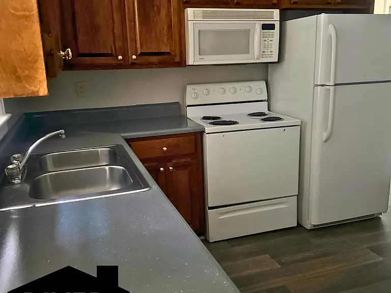 1204 Graham Ave — Photo 4