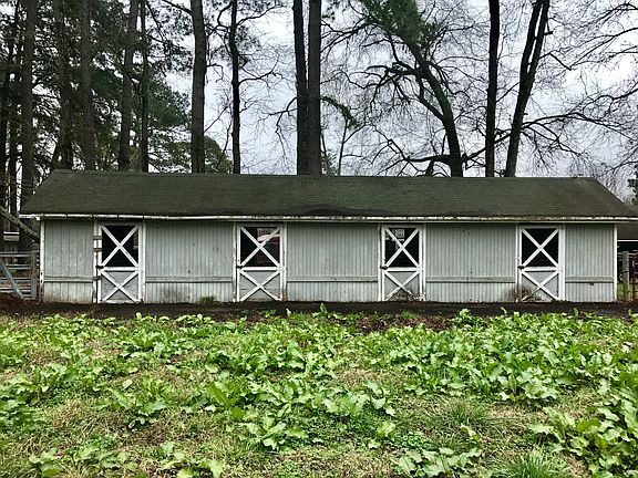 4 Stall Horse Stable 40 x 11