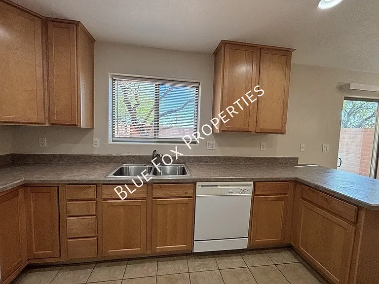 322 N Hasman Dr — Photo 5