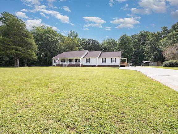 3rd image of 715 Candlewick Dr